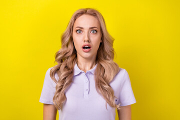Fototapeta Portrait of speechless impressed person open mouth staring cant believe wear violet t-shirt isolated on yellow color background obraz