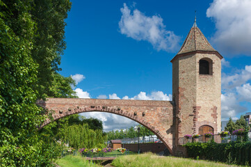 Fototapeta na wymiar Fischertor als Teil der ehemaligen Stadtmauer in Haguenau. Departement Bas-Rhin in der Region Elsass in Frankreich