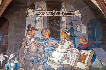 Fassadenmalerei im Eingangsportal des Historischen Museums in Haguenau. Departement Bas-Rhin in der Region Elsass in Frankreich