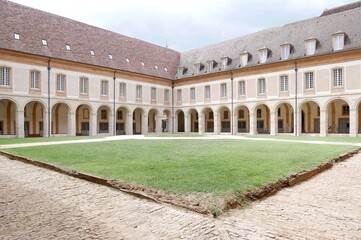 Cloître de l'abbaye bourguignonne de Cluny, France