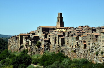 Pitigliano auf einem Tuffstein-Felsen