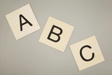 Plaquettes en bois portant les lettres ABC, début d'une histoire