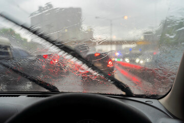 Heavy rain, visibility is difficult. Turn on the wiper to help solve the problem. So that you can see the front. The problem is very traffic jam. - obrazy, fototapety, plakaty