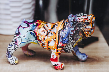 Figurine d'un chien bouledogue français en céramique colorée - Décoration moderne d'intérieur...