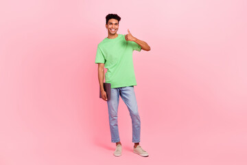 Fototapeta premium Full length photo of satisfied man dressed stylish t-shirt holding laptop showing thumb up nice work isolated on pink color background