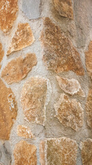 Placas de piedra y cemento en muro rústico