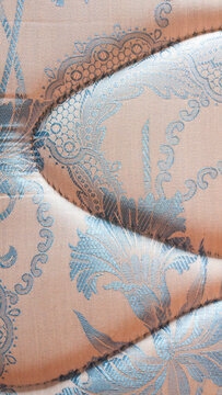 Estampado bordado en hilo en somier de colch&oacute;n