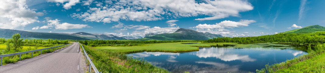Strasse durch Landschaft bei Nikkaloutka in Lappland, Schweden