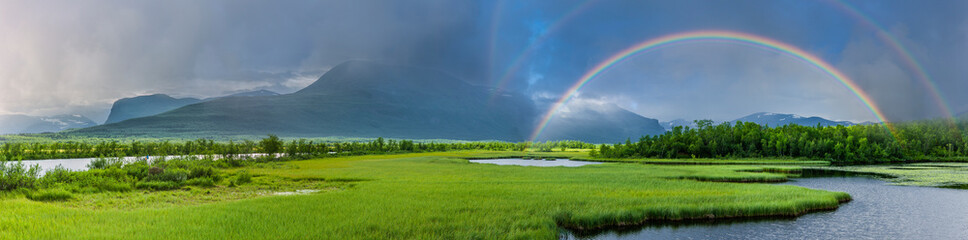 Flussandschaft mit Regenbogen in Lapland, Schweden