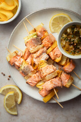 brochettes de saumon mariné au citron, herbes de Provence et courgettes jaunes avec sauce vierge aux tomates jaunes ciboulette