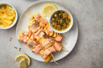 brochettes de saumon mariné au citron, herbes de Provence et courgettes jaunes avec sauce vierge aux tomates jaunes ciboulette