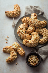 biscuits croissants aux pignons et amandes lunes croquant