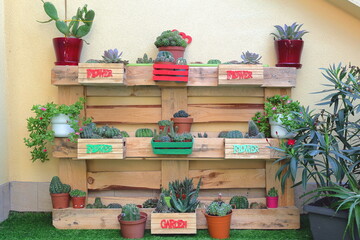 ARREDAMENTO DI ESTERNO CON BANCALE E FIORI, OUTDOOR FURNITURE WITH WOODEN PALLET AND FLOWERS	