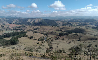 Naklejka premium Visão do alto do mirante da montanha sagrada em São Lourenço, Minas Gerais. Parapente São Lourenço.