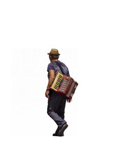 Homme qui porte son accordéon en bandoulière, qui marche, il a un chapeau de paille, vu de dos. 