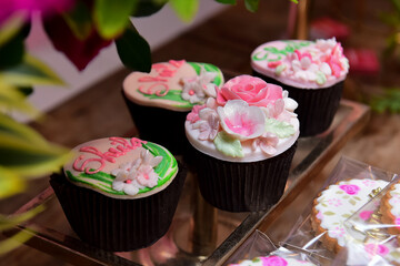 cupcake with pink flowers, cupcakes with pink roses, chocolate cupcake, flower cupcake, candy table, birthday cupcakes, party candy, flower decorated candy