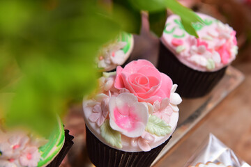 cupcake with pink flowers, cupcakes with pink roses, chocolate cupcake, flower cupcake, candy table, birthday cupcakes, party candy, flower decorated candy