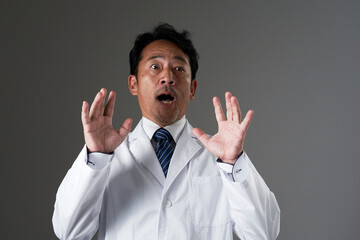 驚くミドルエイジの医者　黒背景