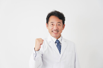 ガッツポーズをするミドルエイジの医者　白背景