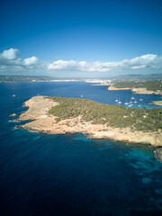 Vista a&eacute;rea de costa en aguas turquesa