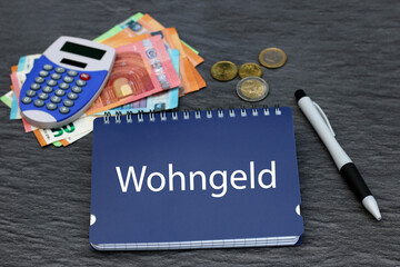 Notizblock mit dem Wort Wohngeld und Euro Banknoten.	 - obrazy, fototapety, plakaty