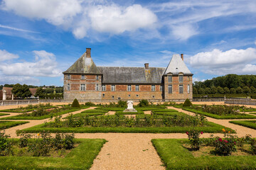 Façade sud-ouest du Château de Carrouges et son jardin à la française - obrazy, fototapety, plakaty