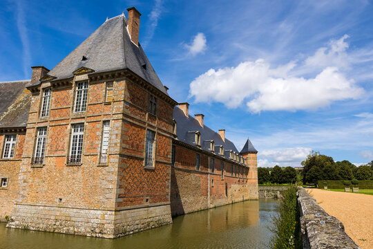 Fa&ccedil;ade sud-est au-dessus des douves du Ch&acirc;teau de Carrouges