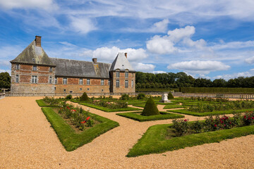 Façade sud-ouest du Château de Carrouges et son jardin à la française - obrazy, fototapety, plakaty