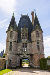 Obraz premium Châtelet d’entrée du Château de Carrouges avec ses quatre tourelles circulaires en briques rouges et noires de style Louis XII