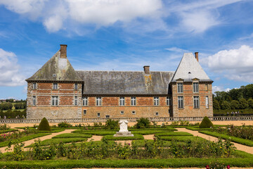 Façade sud-ouest du Château de Carrouges et son jardin à la française