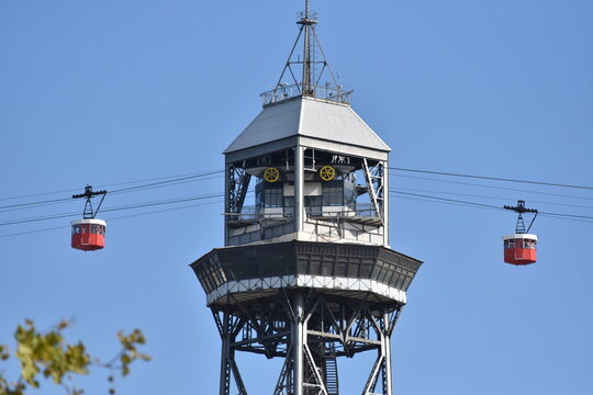 Torre del telef&eacute;rico al Montju&iuml;c en Barcelona