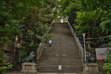 長い階段を登る人