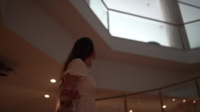 Planos en 4k de chica joven en hall de hotel dando un paseo y mirando a camara