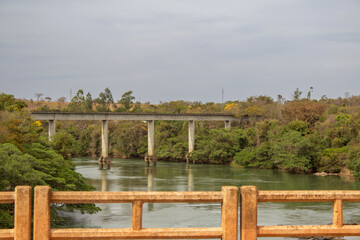 Paisagem com a nova ponte ferrea e detalhe da rodovia GO-330, sobre o Rio Corumba na Cidade de Pires do Rio.