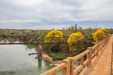 Paisagem com a antiga ponte de ferro Epitácio Pessoa e detalhe da rodovia GO-330, sobre o rio Corumbá no município de Pires do Rio.