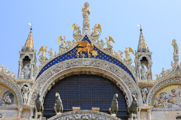 Fototapeta na wymiar Antique details on the building of St. Mark's Cathedral in Venice