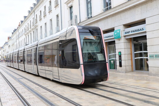 Le tramway dans la ville, ville de Tours, d&eacute;partement d'Indre et Loire, France