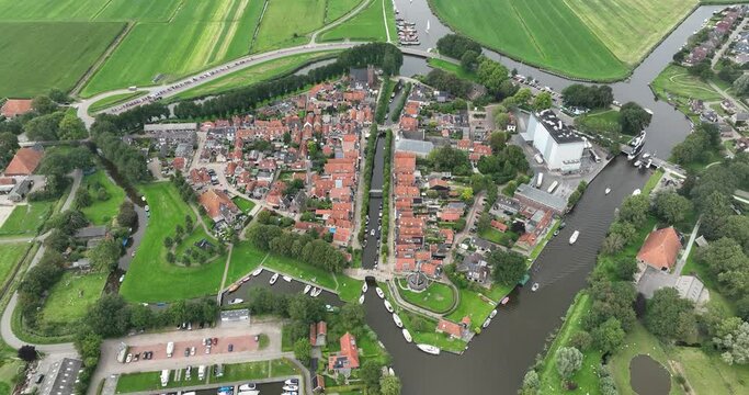 Sloten is a former fortress town in the municipality of De Friese Meren , in the Dutch province of Friesland .