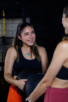 Mujer mexiana riendo amigable en gimnasio entrenamiento saludable