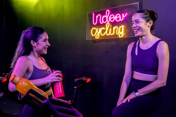 mujeres en entrenamiento cardiovascular en exercycles en el club de salud