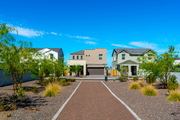 Obraz premium Newly built single-family homes in Arizona await buyers.