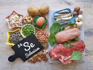 Food rich in selenium with the symbol Se and atomic number 34 for the chemical element selenium. Natural healthy sources of selenium. Spinach, red meat, egg, mushroom, bean, chicken, seeds, nuts