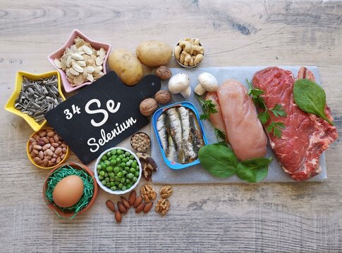 Food rich in selenium with the symbol Se and atomic number 34 for the chemical element selenium. Natural healthy sources of selenium. Spinach, red meat, egg, mushroom, bean, chicken, seeds, nuts