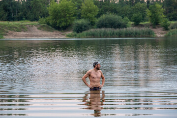 Athletischer Schwimmer nach dem Schwimmtraining im See