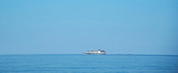 Naklejka premium The movement of a white yacht on the surface of the sea or ocean. Side view