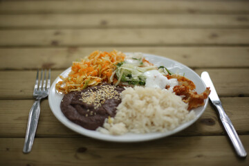 Uma explosão de sabores veganos em um prato vibrante, capturada durante um festival de permacultura. Um convite para saborear a natureza e a sustentabilidade.