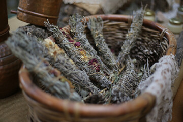 Envolva-se na essência natural com a simplicidade de incensos artesanais. A magia das ervas secas em cada fio de aroma. © Luciana Serra
