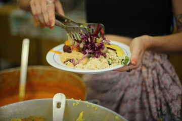 Uma explosão de sabores veganos em um prato vibrante, capturada durante um festival de permacultura. Um convite para saborear a natureza e a sustentabilidade.