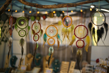 A magia dos filtros dos sonhos, amuletos ancestrais que capturam as boas energias e protegem contra os pesadelos. A essência da cultura indígena norte-americana trazida para a nossa realidade. © Luciana Serra