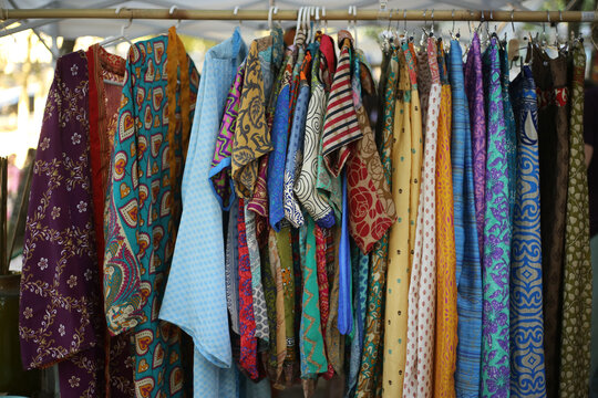 Roupas coloridas penduradas em cabides, com v&aacute;rias estampas e texturas.